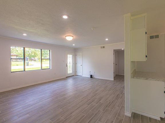 4th image of 105 Parker Dr