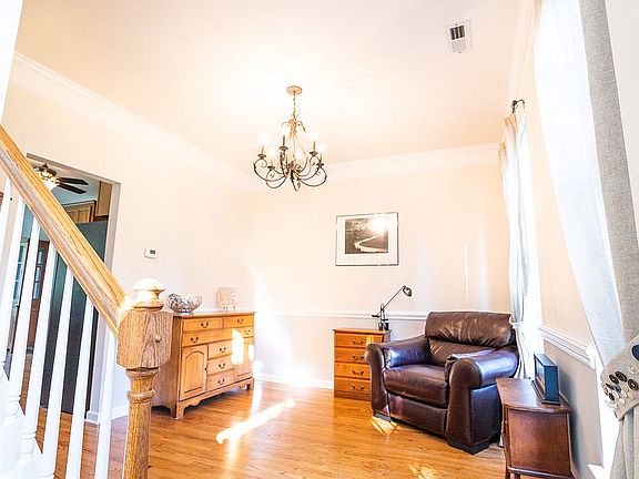 4th image of 8230 Glamorgan Ln