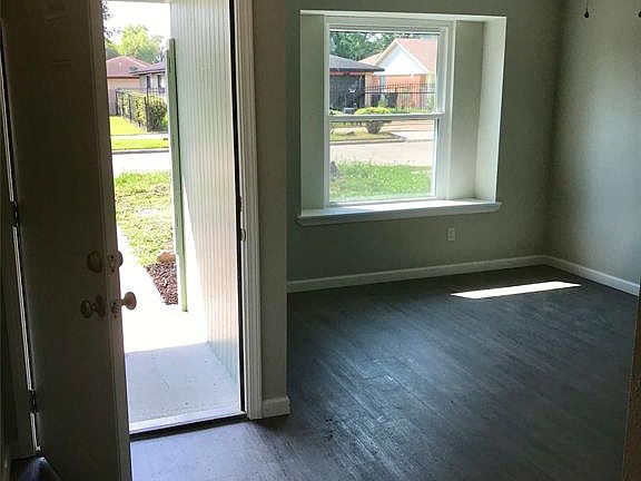 3rd image of 5023 Tavenor Ln