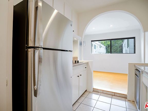 4th image of 960 Larrabee St APT 206