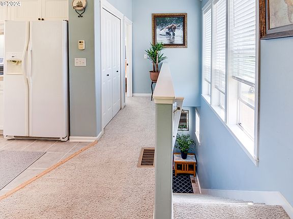 4th image of 647 SE Neptune Ave