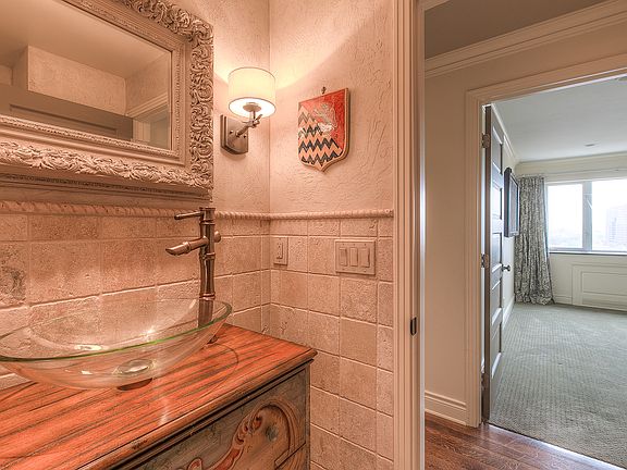 4th image of 121 W 48th St APT 1106