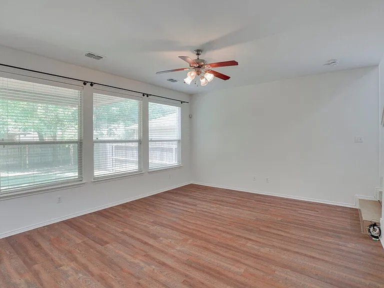 1609 Waxberry Ln — Photo 5