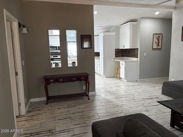 1007 W Saddle Ln — Photo 3