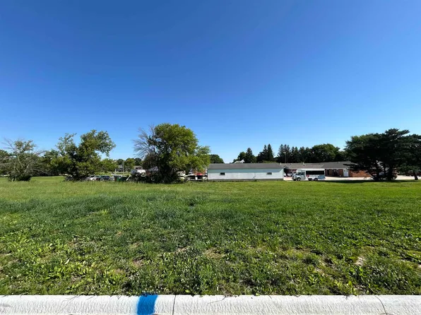 104 Maverick Ln, Riceville, IA 50466