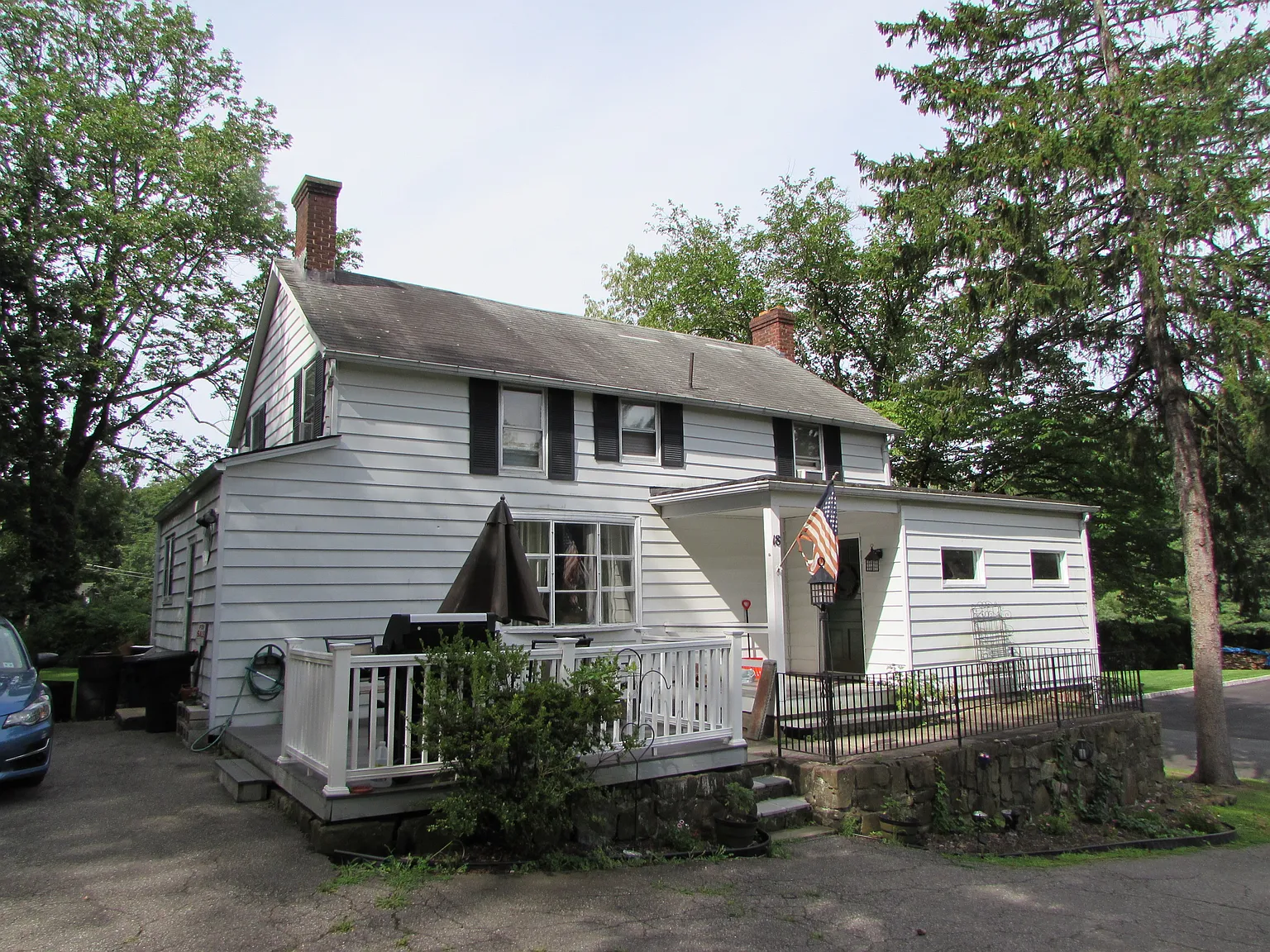 18 Hillcrest Rd photo 1