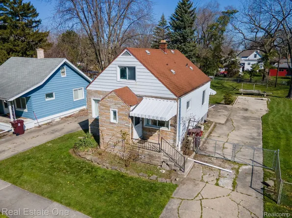 8449 Central Ave, Center Line, MI 48015