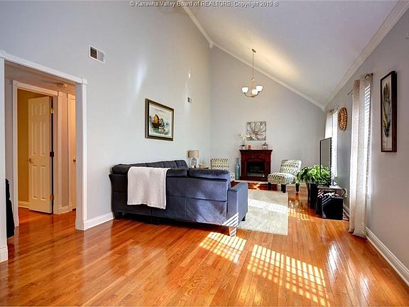 3rd image of 204 Sunset Dr