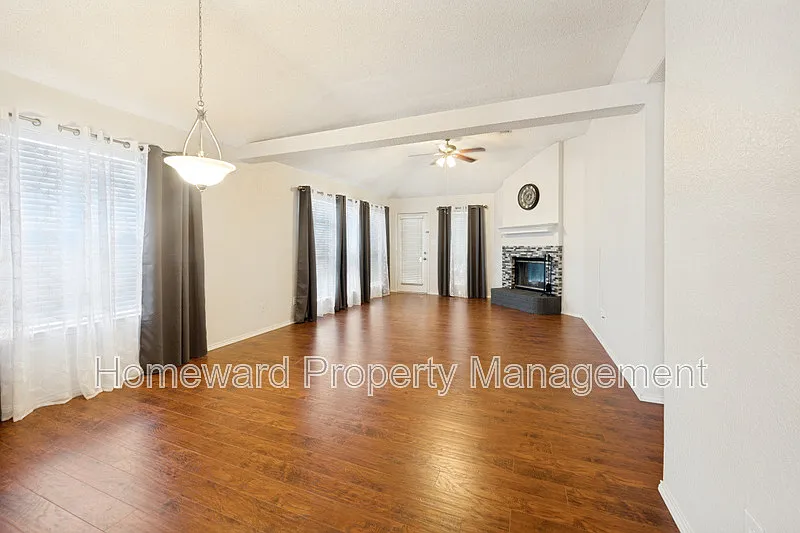 3 bed, 2.0 bath, 1345 sqft, $1,799 — Photo 3