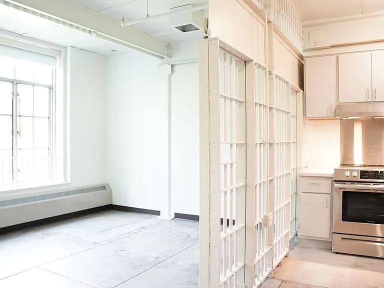 521 W 2nd Street - Leijona — Photo 9