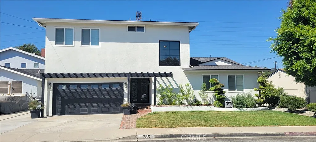 5 bed, 2.5 bath, 2584 sqft, $5,500 — Photo 1