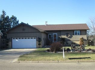 1611 7th St NW, Minot, ND 58703