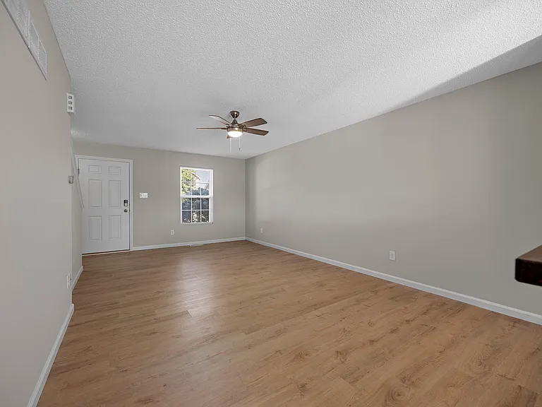 1012 Chesterfield Dr — Photo 6