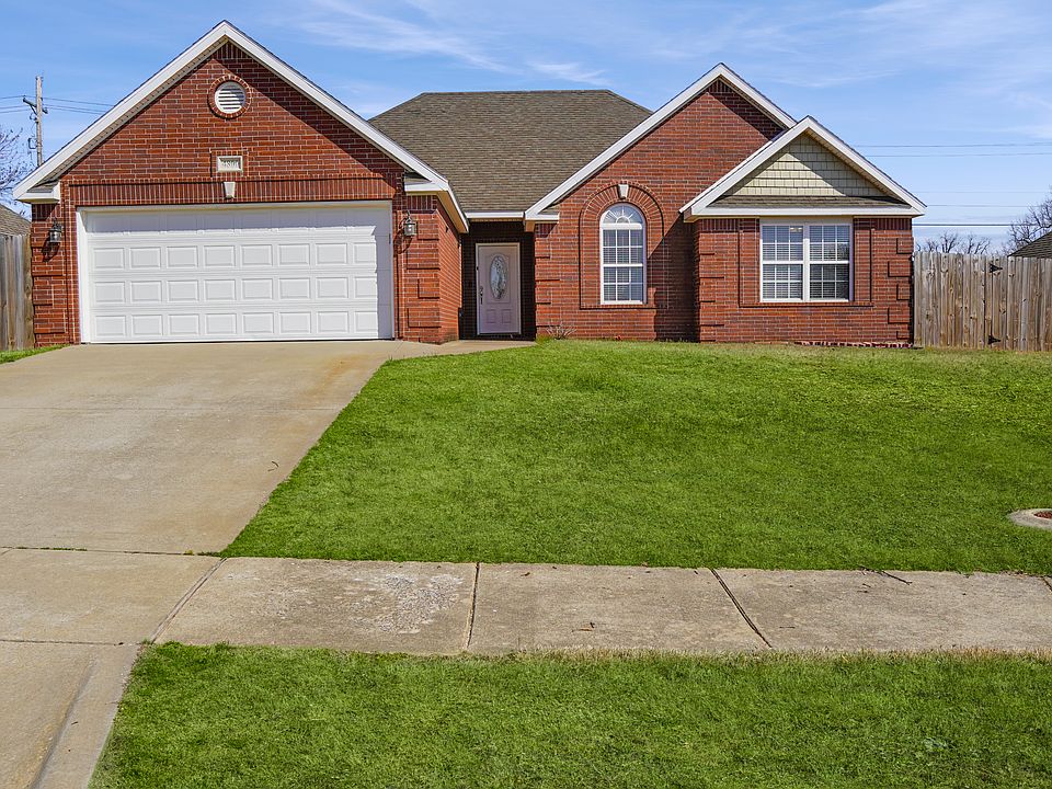 4800 SW Golden Eagle - 2 car garage - utilities and lawn care included