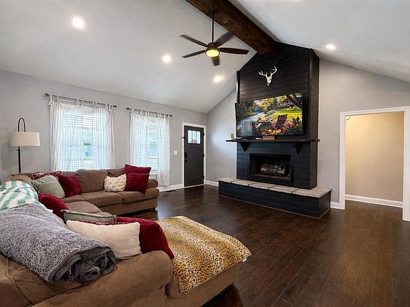 3rd image of 776 Pleasant Meadow Ln