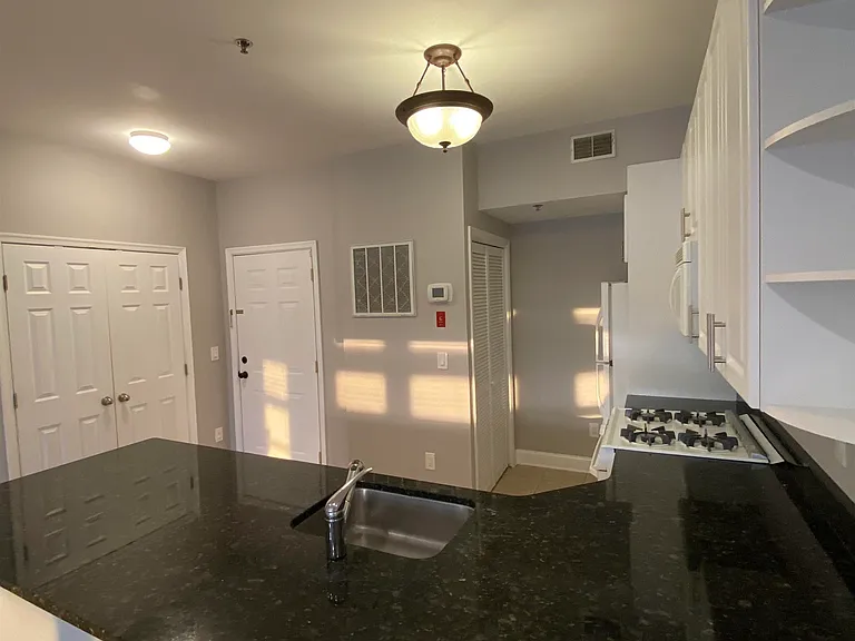 915 Madison St #6C — Photo 4
