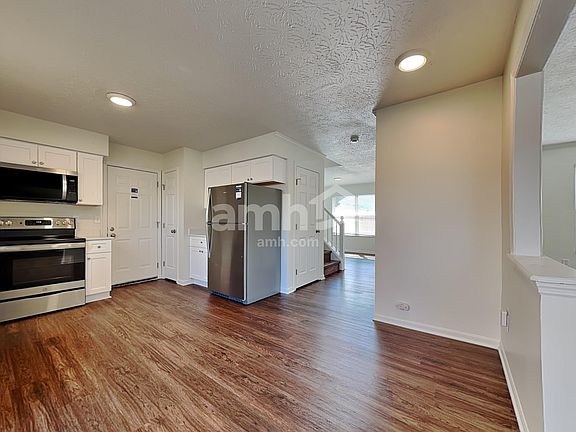5th image of 3270 Village Dr