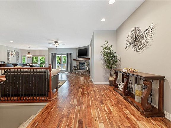 5th image of 47 Kingsridge Dr N