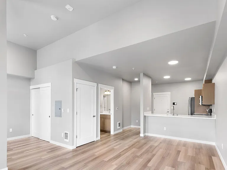 Kingsway Apartments — Photo 27