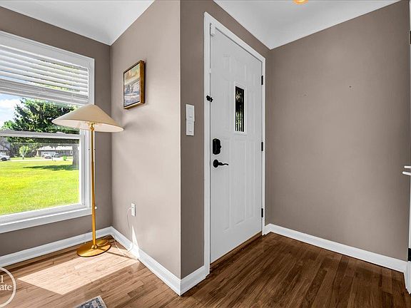 4th image of 49741 Jefferson Ave