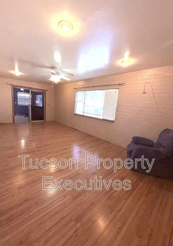 3 bed, 1.0 bath, 1200 sqft, $1,100 — Photo 1