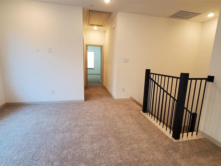 1014 Stockton Dr — Photo 6