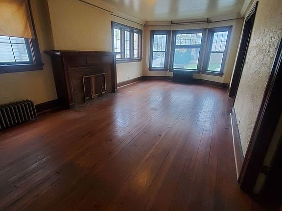 3rd image of 2922-2924 W Juneau Ave #2922
