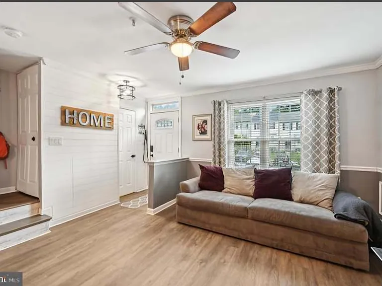 4408 Danbury Sq — Photo 7