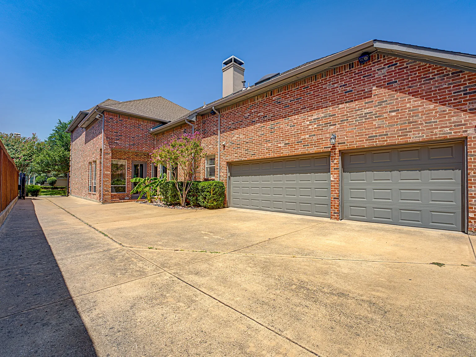 6 bed, 4.5 bath, 6065 sqft, $7,995 — Photo 3