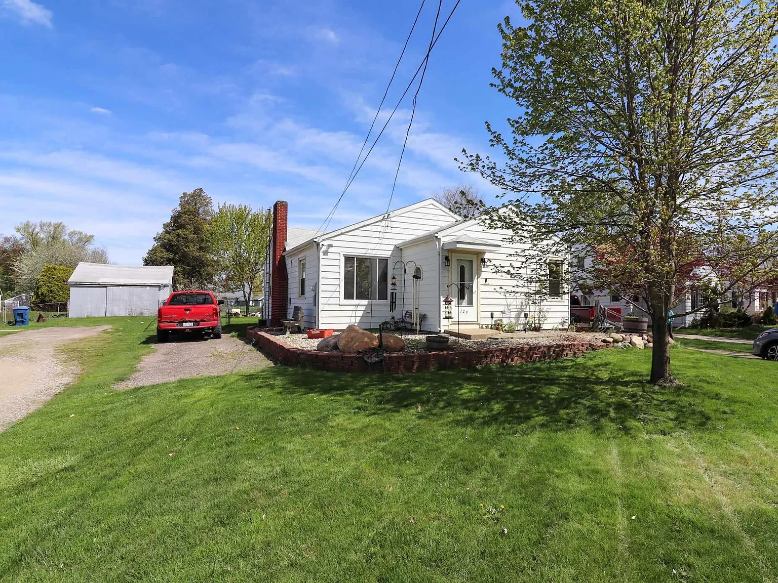 726 Andrew Ave photo 1