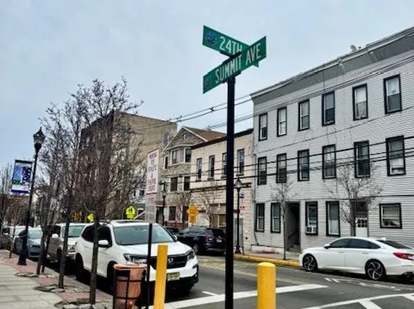 2404 Summit Avenue image 16 of 16