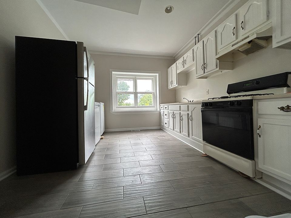 Alt. Kitchen Photo