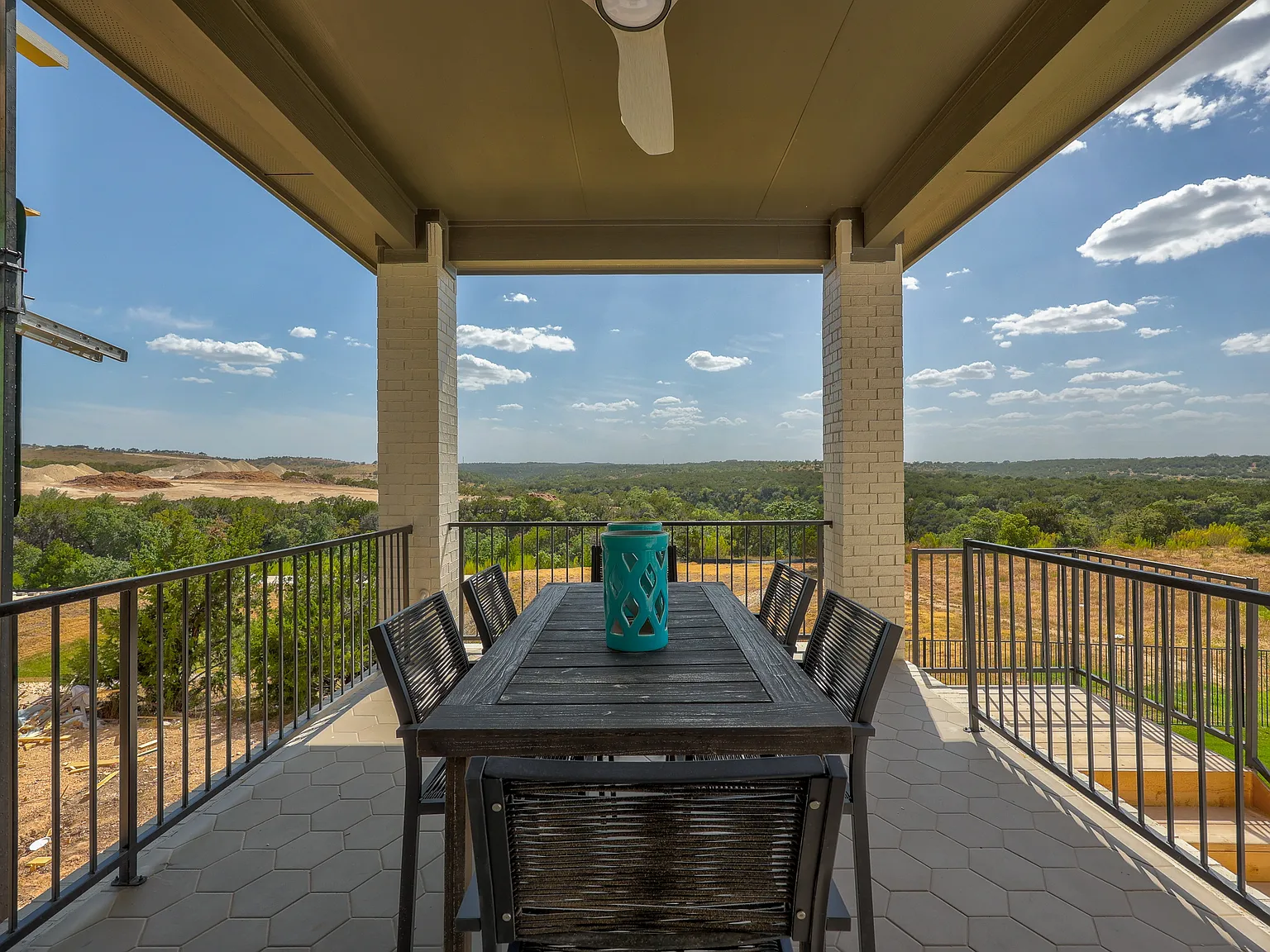 5 bed, 3841 sqft, $6,900 — Photo 2