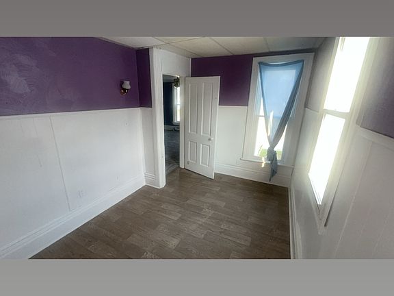4th image of 124 N Pearl St #1/2