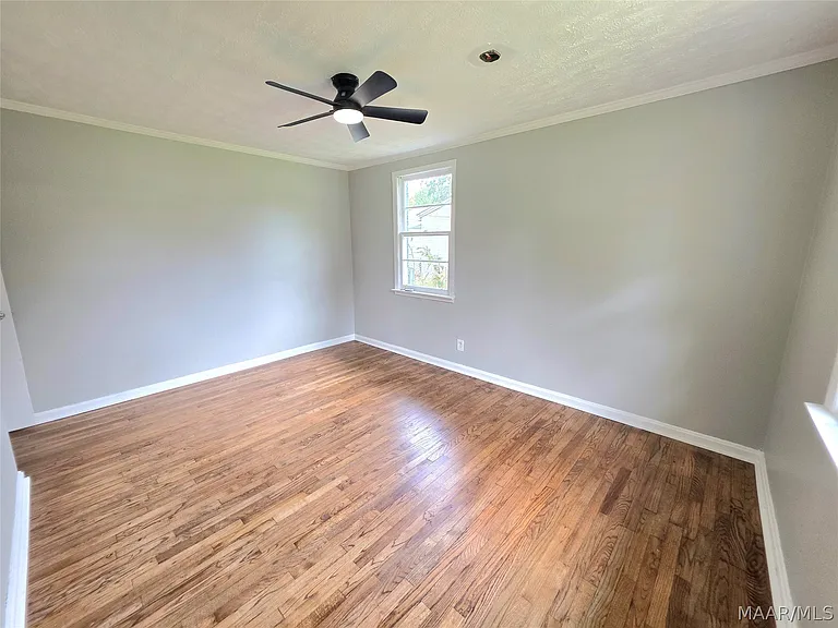 979 Newton St — Photo 11