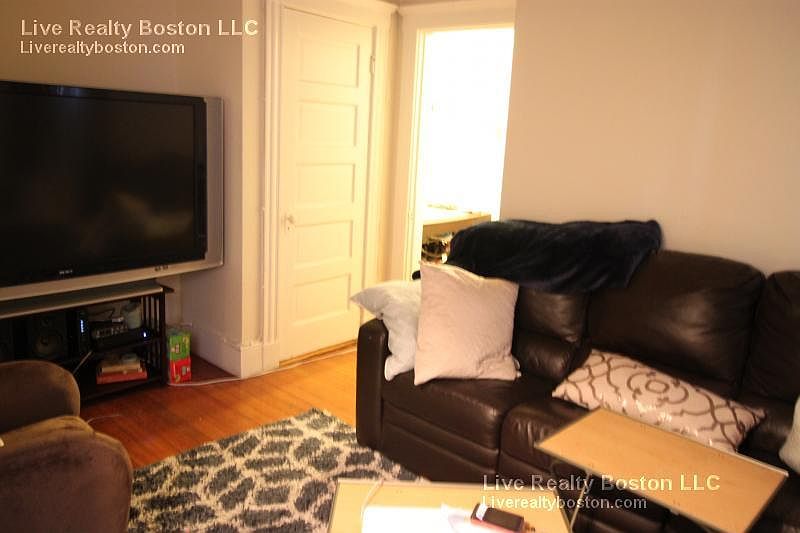2nd image of 212 Winthrop Rd #8