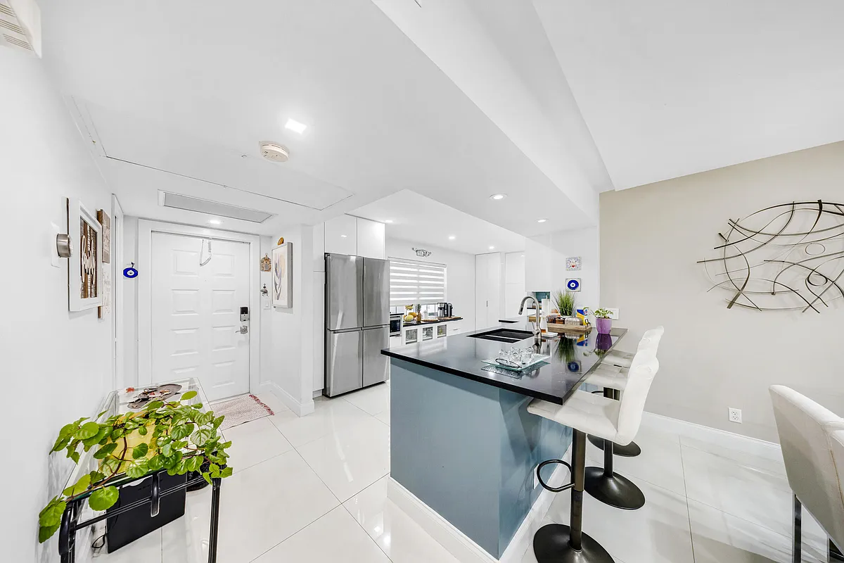 Building Photo - 4261 W Palm Aire Dr #204