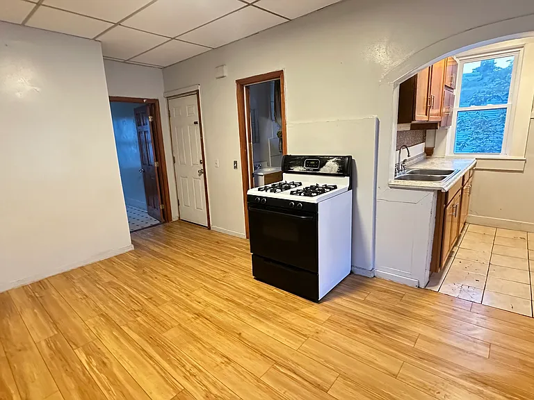 16-18 Walnut St #2 — Photo 2