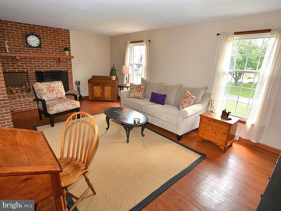 5th image of 511 Camelot Dr