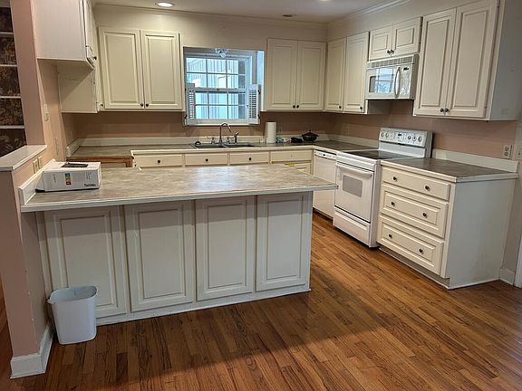 4th image of 45 Oak Crest Dr