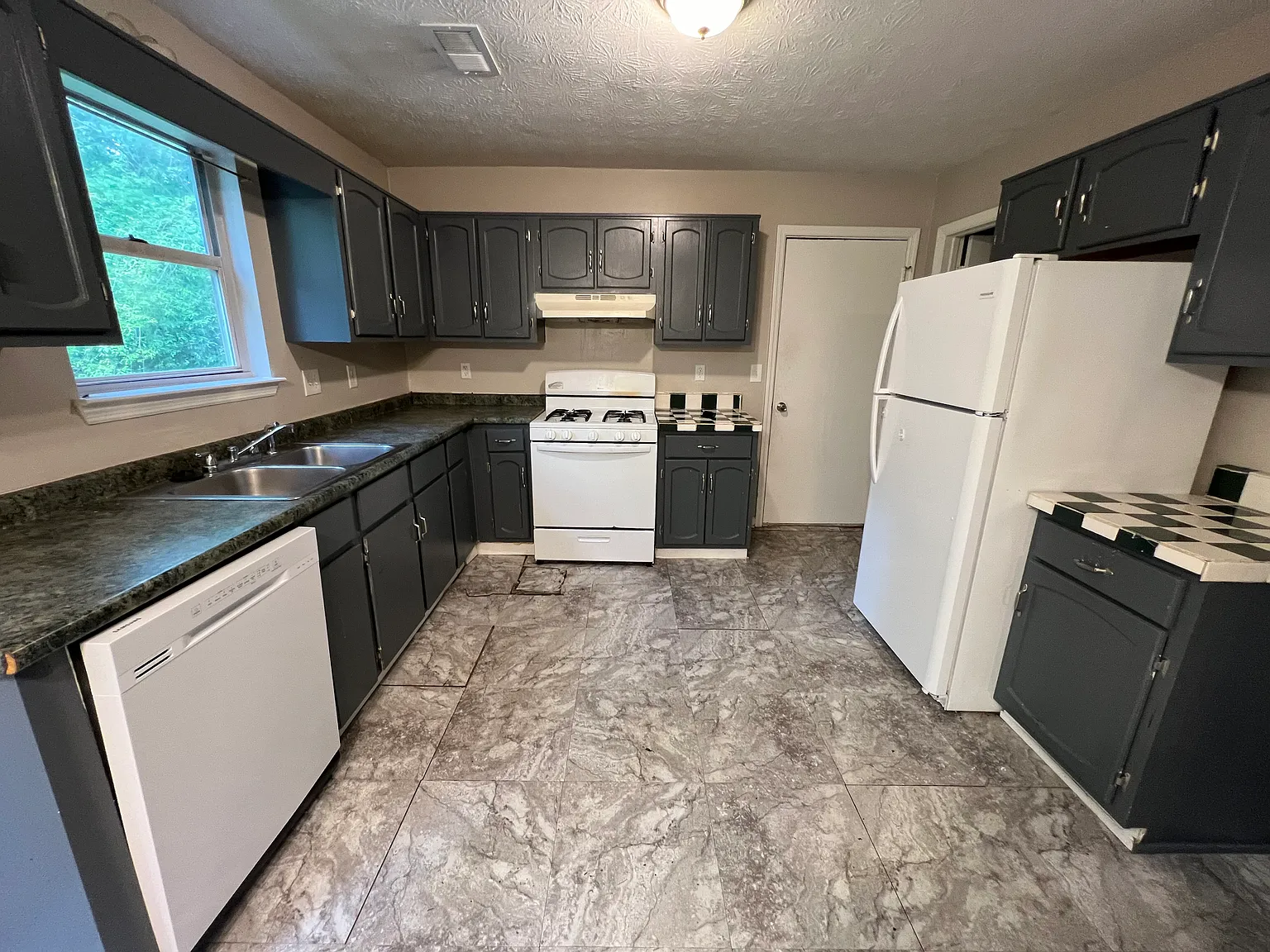 3 bed, 2.5 bath, $1,895 — Photo 3