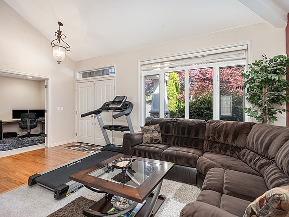 5th image of 525 237th Ave SE