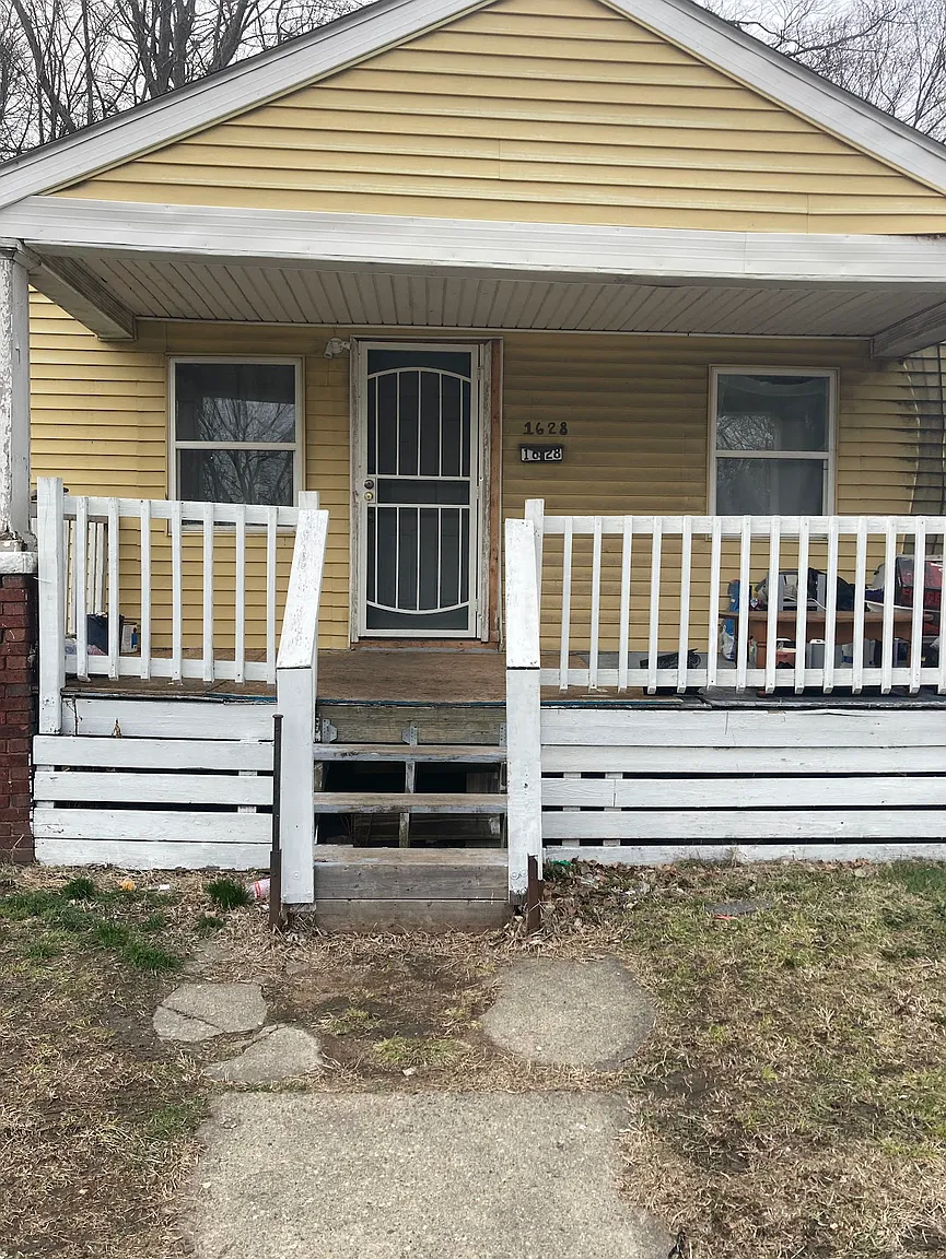 1628 E Grand Ave photo 1