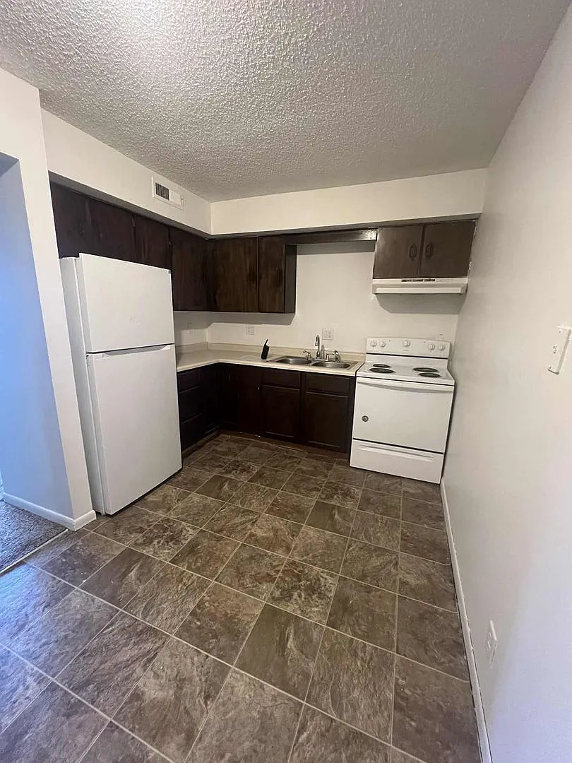 1210 SE Belmont Drive — Photo 2