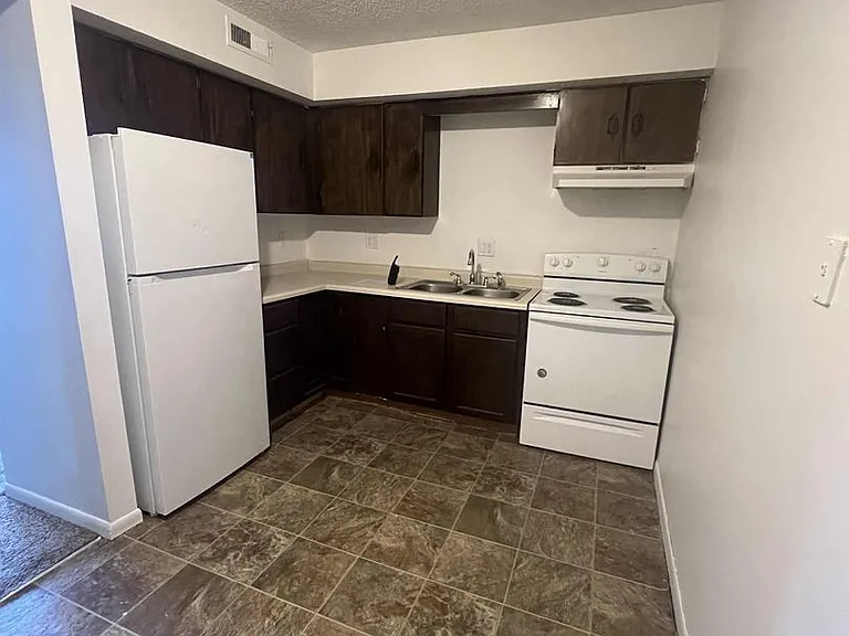 1210 SE Belmont Drive — Photo 2