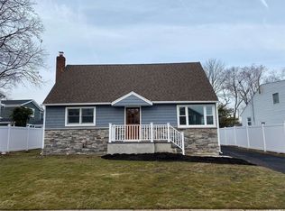 3847 Cordwood Ln, Seaford, NY 11783