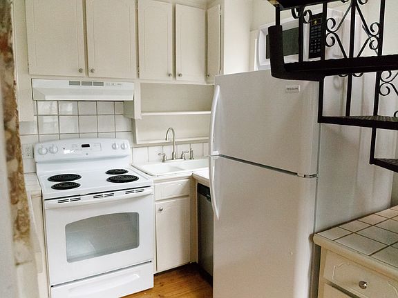 4th image of 68 Beaufain St #11520353