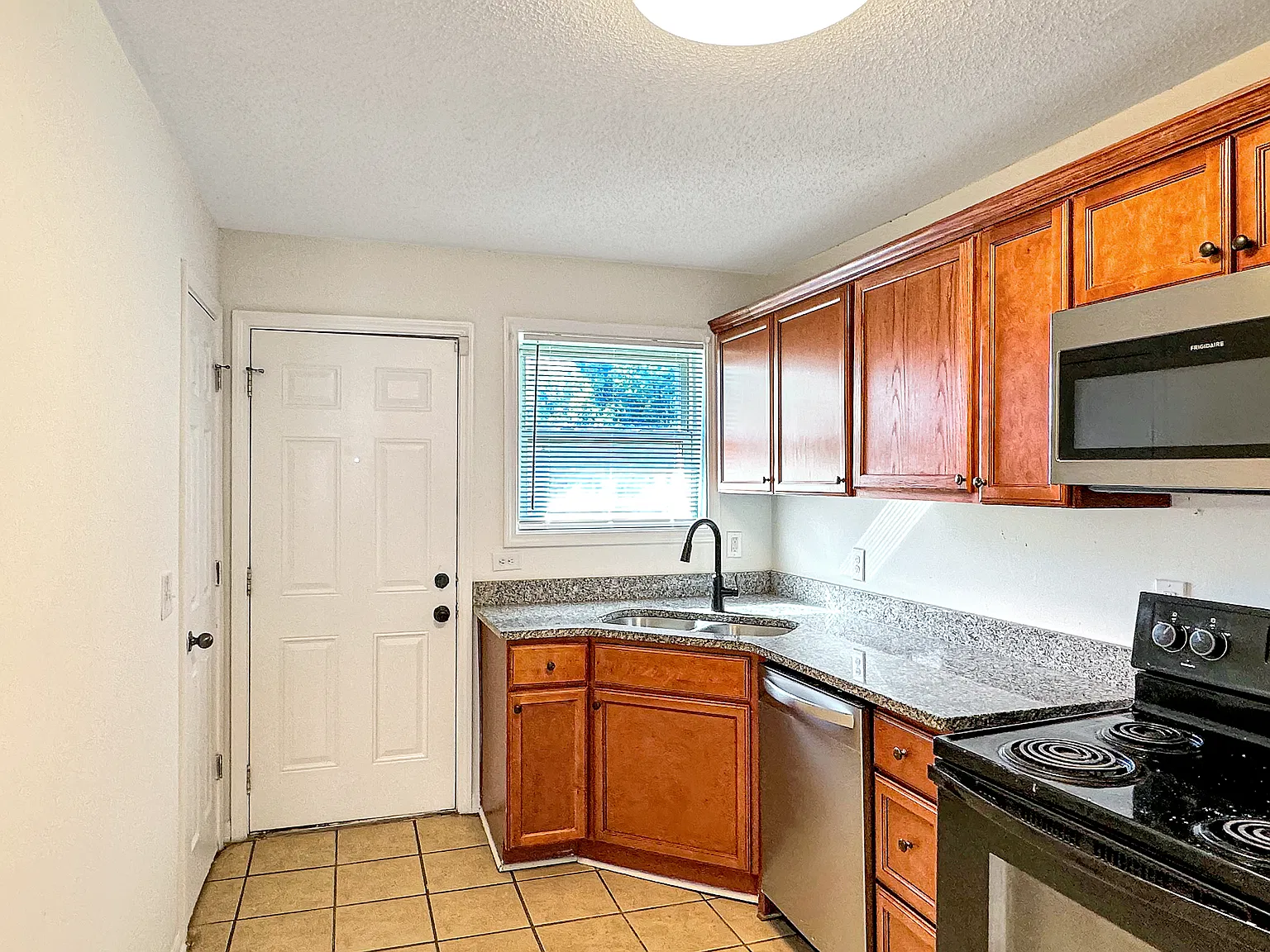 2 bed, $960 — Photo 4