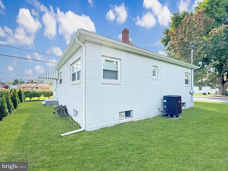 66 Saylor St — Photo 16