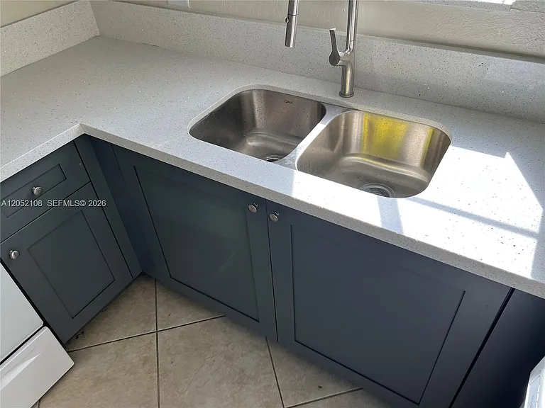 100 SW 15th Ave — Photo 11
